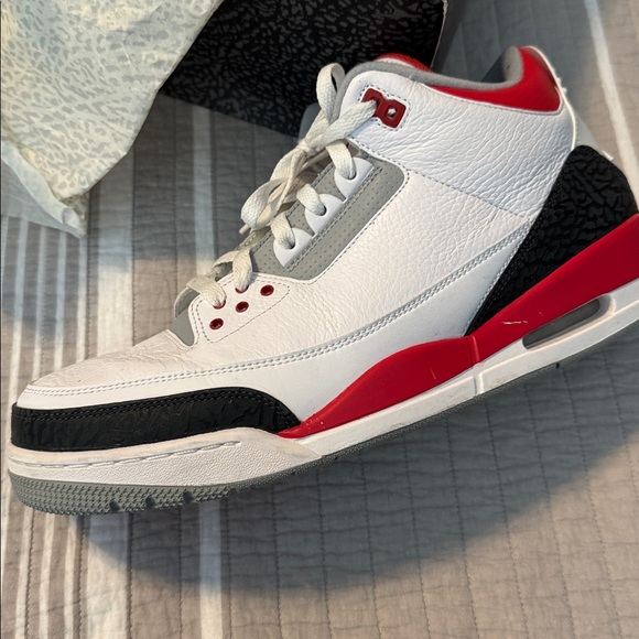 Air Jordan 3 Retro
White and Red Sneakers main image 5